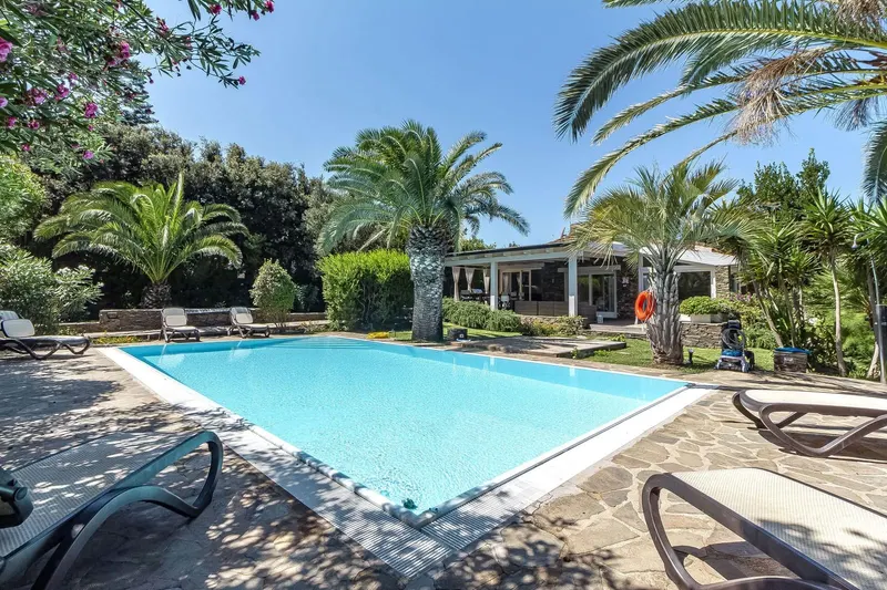 Villa con piscina privata a Stintino